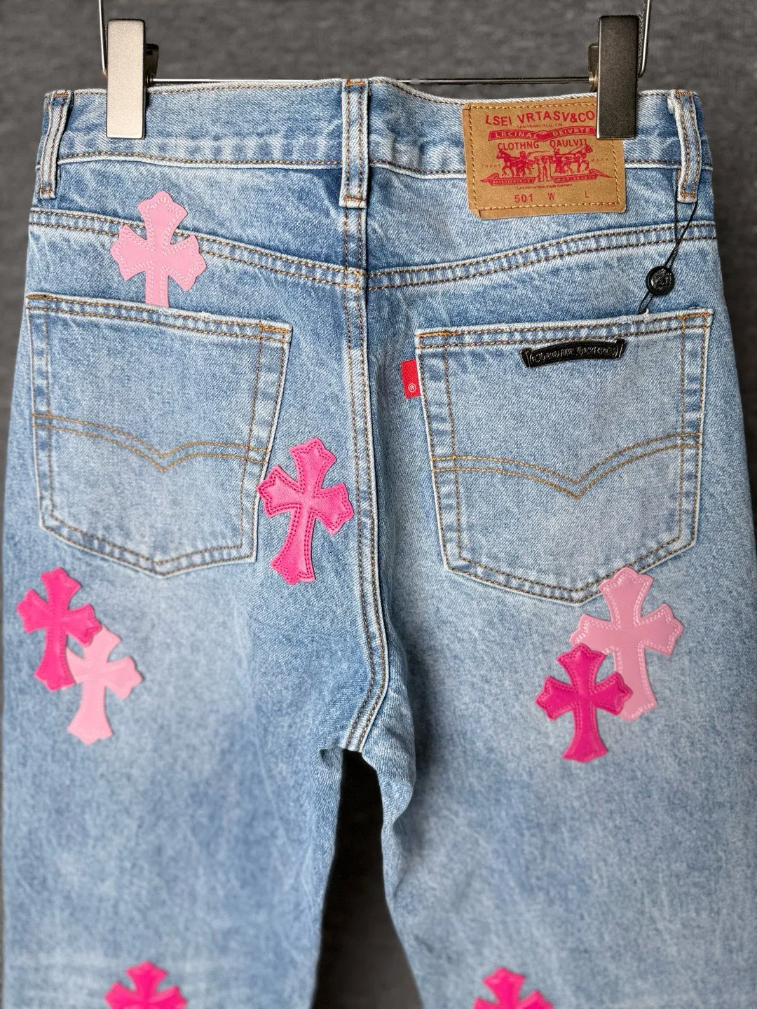 P270 💰 (Top version) Chrome Hearts 25FW CH Blue Pants Pink Leather Cross Bamboo Jeans. It adopts patchwork elements, mostly in the shape of a cross, with glitter on the leather surface. Unique design, simple and elegant details, exquisite workmanship, neat lines of the entire trousers, and perfect details! It’s so cool. It’s a genderless trend that both men and women can easily control. Look for the correct version. Color: blue pants and pink leather. Size: 28-30-32-34-36 (corresponds to S-M-L-XL-XXL)